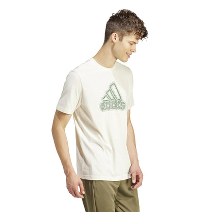 Adidas T-shirt in cotone con grafica Badge of Sport.